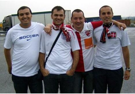 Avocatul orădean Alin Inăşel (al doilea din dreapta) este unul dintre cei doi orădeni, suporteri ai echpei Dinamo, care au câştigat procesul intentat clubului CFR Cluj, care le-a interzis accesul pe stadion
